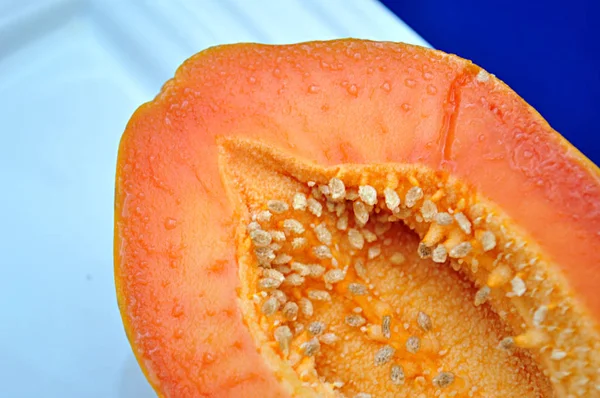 Geschnittene Papaya Auf Blauem Hintergrund — Stockfoto