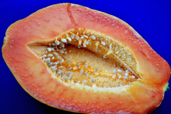 Geschnittene Papaya Auf Blauem Hintergrund — Stockfoto