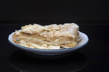 İnce bir seramik tabakta Napolyon kek