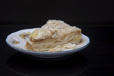 İnce bir seramik tabakta Napolyon kek