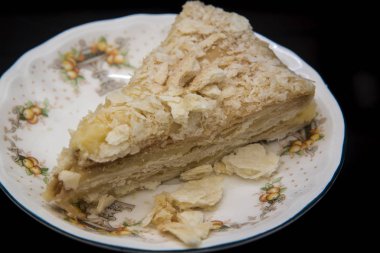 İnce bir seramik tabakta Napolyon kek