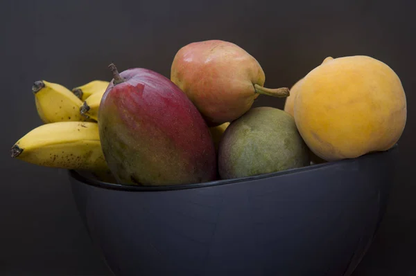 Frutas Maduras Tazón Oscuro — Foto de Stock
