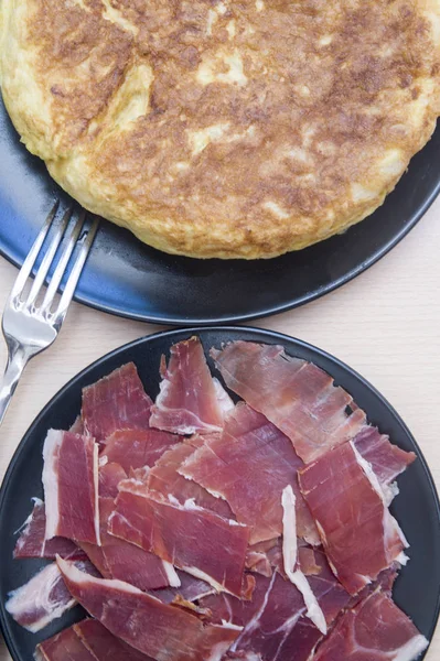 Tortilla de pomme de terre espagnole et plat au jambon — Photo