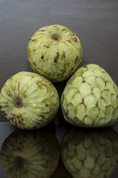 Flan Manzana Frutas Tropicales Sobre Fondo Dar Con Reflejos —  Fotos de Stock