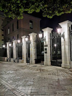 Şafaktan önce sokak lambaları yanıyor