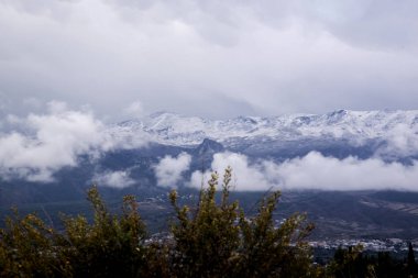 Dağlarda ilk kar vadiden görünür.