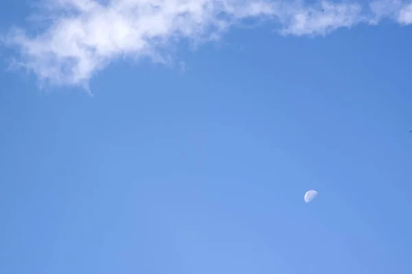 Wolken Blauer Himmel Und Halbmond Morgen — Stockfoto