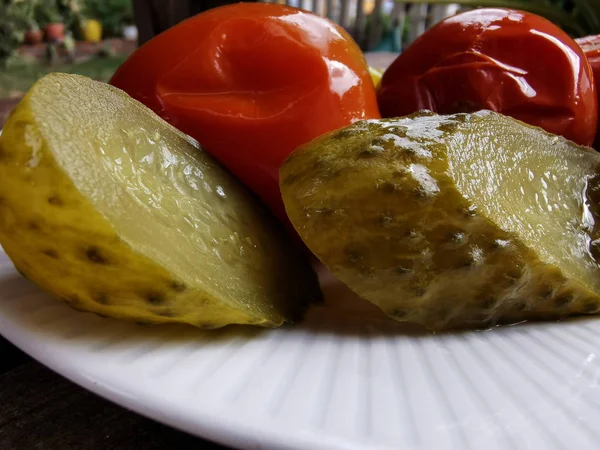 白皿にロシア風の発酵トマトとキュウリ — ストック写真