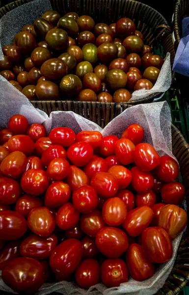 Tomates Cherry Rojos Oscuros Cestas —  Fotos de Stock