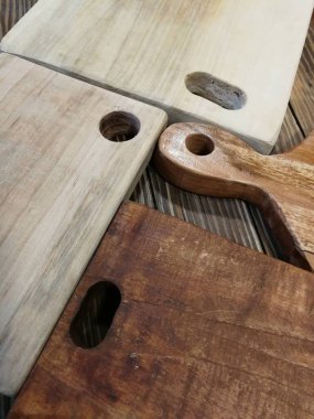 Yazın havuza yağmur damlaları düşer.