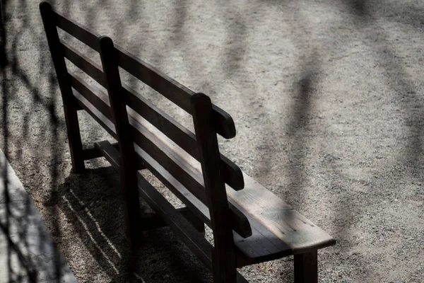 Banc Bois Extérieur Travers Une Clôture Métallique — Photo