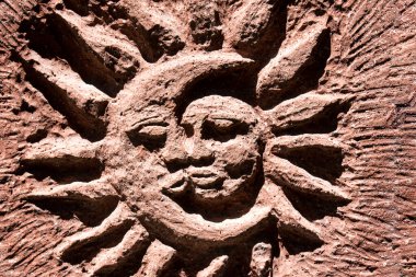 Terracotta oyulmuş güneş ve ay