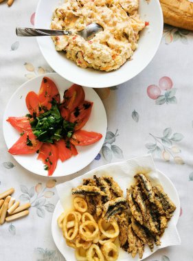Kızarmış hamsi ve domates salatalı kalamar.