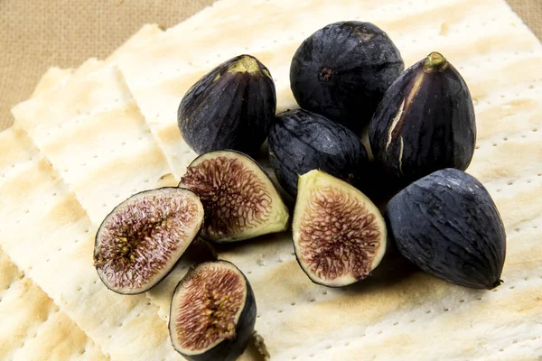 Figues Noires Mûres Sur Gaufrettes — Photo