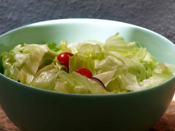 Alface Gelo Com Salada Tomate Cebola — Fotografia de Stock