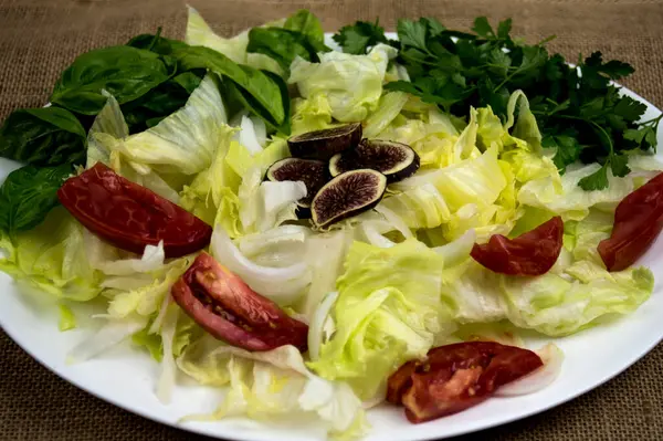 Salada Alface Fresca Com Figos — Fotografia de Stock