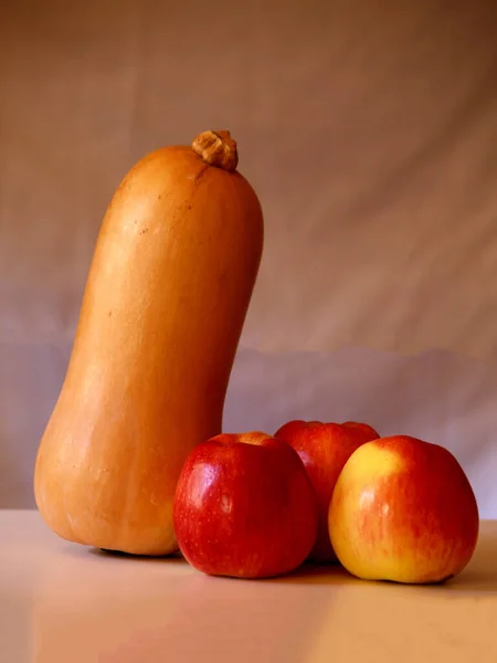 Kürbis Und Baumäpfel Auf Rustikalem Hintergrund — Stockfoto