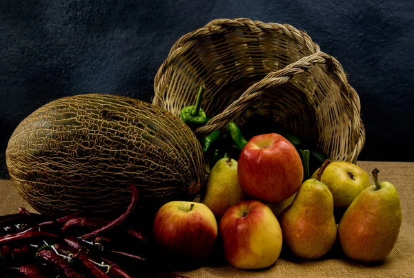 甘蔗筐上的有机水果和蔬菜 用农村杆菌制成 — 图库照片