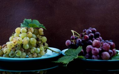 Kırmızı ve beyaz üzümler bir tabakta toplanır.