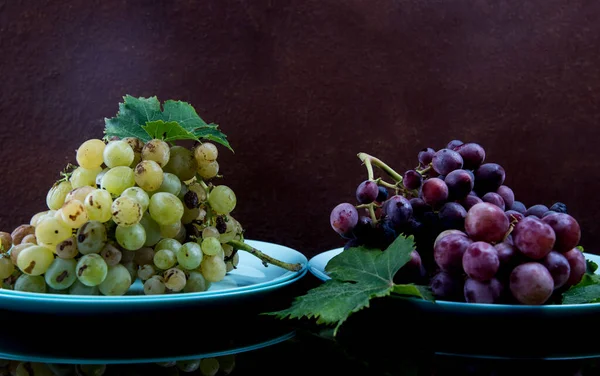 Kırmızı ve beyaz üzümler bir tabakta toplanır.