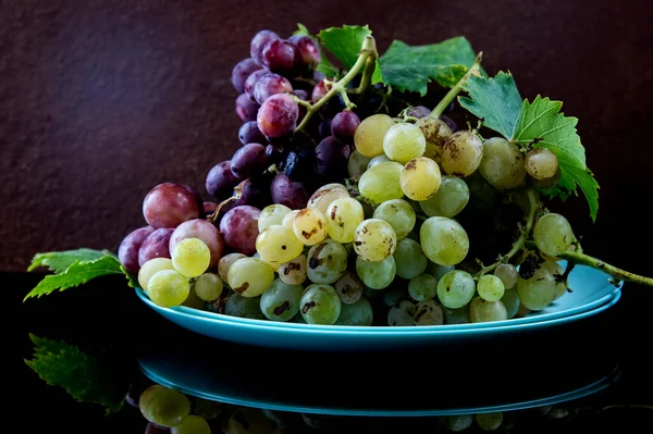 Kırmızı ve beyaz üzümler bir tabakta toplanır.