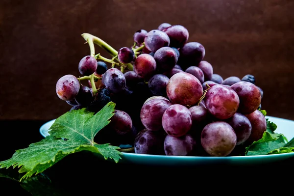 Olgun kırmızı üzümler bir tabakta