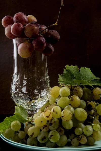 Kırmızı ve beyaz üzümler bir tabakta toplanır.