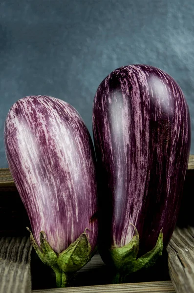 Organische Helle Auberginen Mit Violetten Linien — Stockfoto