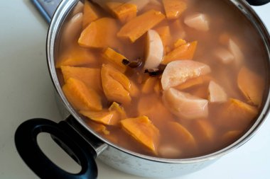 Tatlı patates ve ayva kompostosu tarçın çubuklarıyla