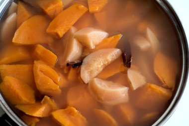 Tatlı patates ve ayva kompostosu tarçın çubuklarıyla