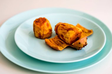 Dikenli deriyi dikenli armuttan ayırmak için kesikler