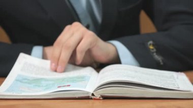 Bilinmeyen bir adam kitap okuyorum. Yakın çekim