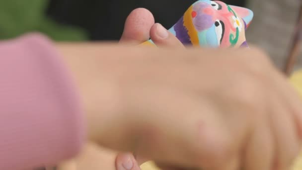 Kinder malen Pinsel auf die Tonfigur im Freien — Stockvideo