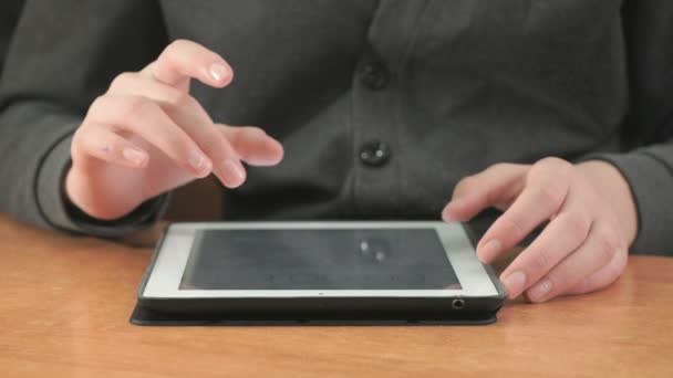 Homme regardant des photos à l'aide d'une tablette informatique — Video