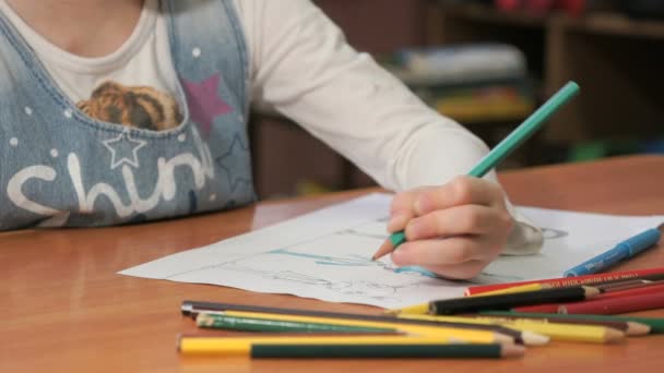 Bambina disegna le immagini utilizzando matite di colore — Video Stock