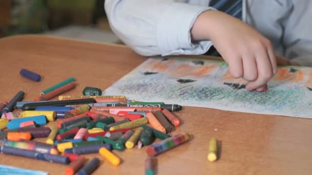 Kind zeichnet Bilder mit Kreide und Bleistift — Stockvideo