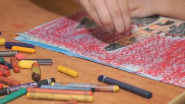 Tebeşirler ve kalem kullanarak resimleri çizim çocuk