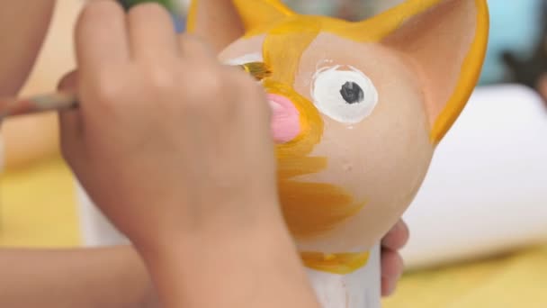儿童绘画刷子在黏土图在室外 — 图库视频影像