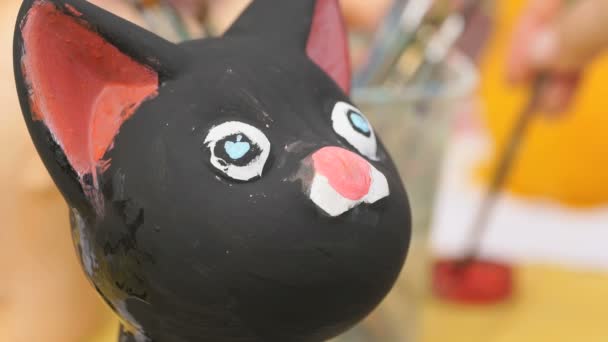소녀가 그림에 테이블에 고양이의 모양에 그림에 브러쉬 회화의 개발입니다 도자기 — 비디오