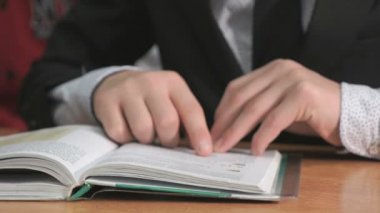 Bilinmeyen öğrenci kitap okuma takım elbise giymiş