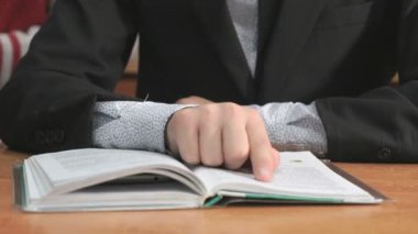 Bilinmeyen öğrenci kitap okuma takım elbise giymiş