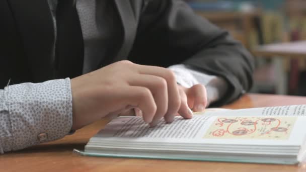 Colegial desconocido vestido de traje lee libro — Vídeos de Stock