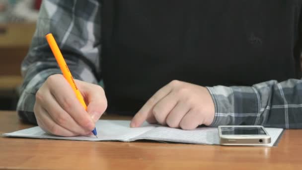 Homem desconhecido escreve texto usando caneta no caderno — Vídeo de Stock