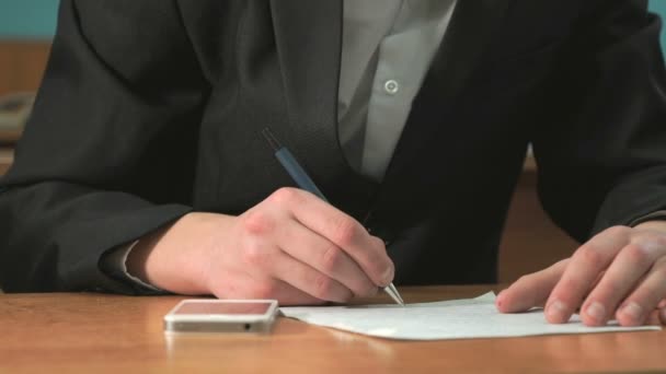 Estudiante escribiendo el texto usando pluma en documento — Vídeos de Stock