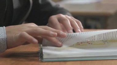 Takım elbise giymiş bilinmeyen okul çocuğu kitap okur