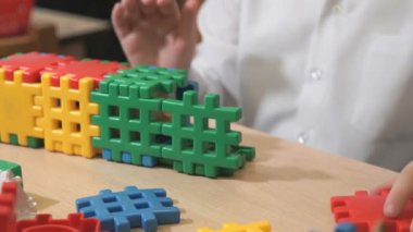 Bilinmeyen kız takımı bina ile oynarken elinde