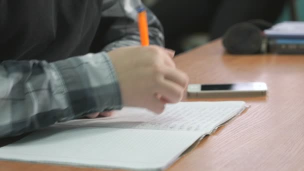 Homem desconhecido escreve texto usando caneta no caderno — Vídeo de Stock
