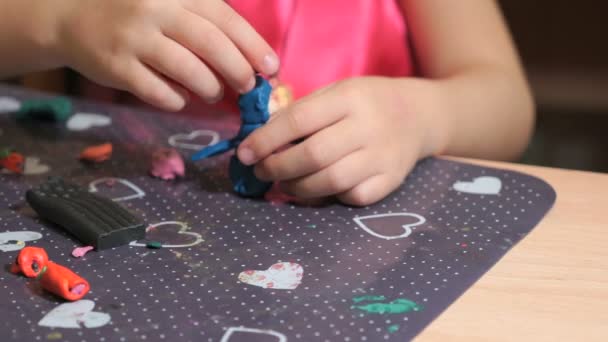 Petite fille sculptant des figures de plasticine — Video