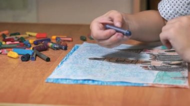 Tebeşirler ve kalem kullanarak resimleri çizim çocuk