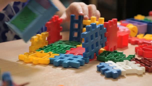 Hands of unknown girl playing with building kit — Stock Video